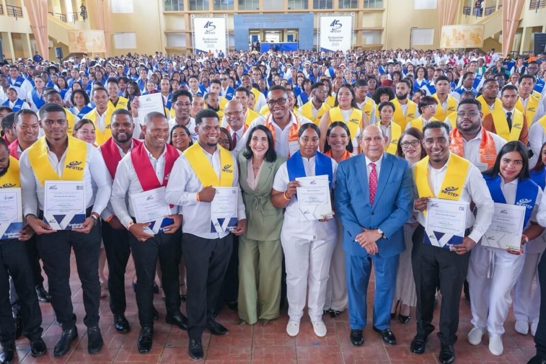 Primera dama encabeza graduación de 1,177 nuevos técnicos del INFOTEP en el Este