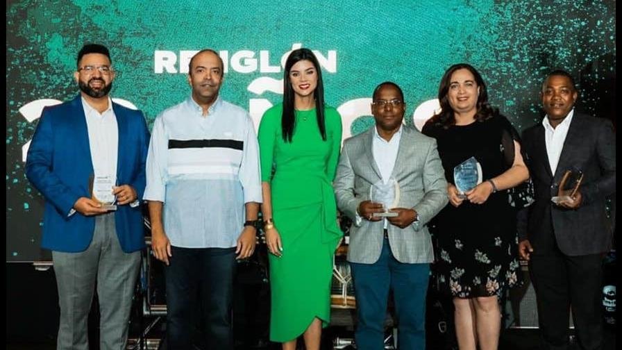 Refidomsa reconoce a 51 colaboradores por décadas de servicio