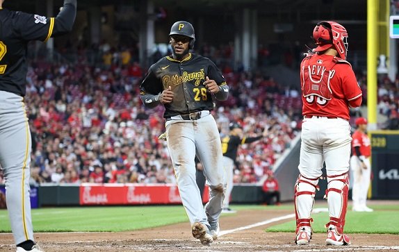 Seibu firma al dominicano Alexander Canario