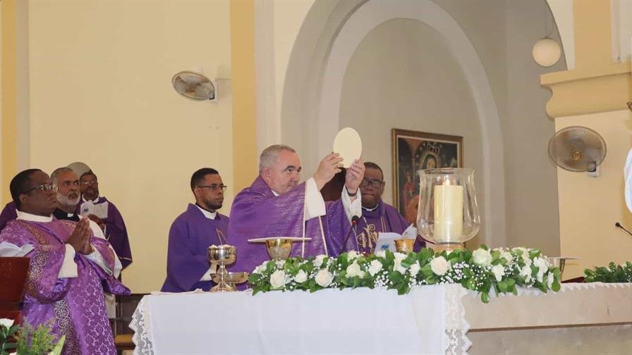Sepultan en Barahona los restos de monseñor Rafael Felipe Núñez