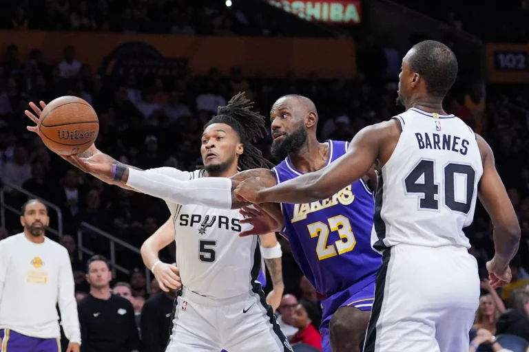 Spurs eliminan a los Lakers en la Copa NBA y se citan con el Thunder