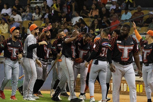 Toros vencen Aguilas: De la Cruz, Muñoz y Lantigua la sacaron
