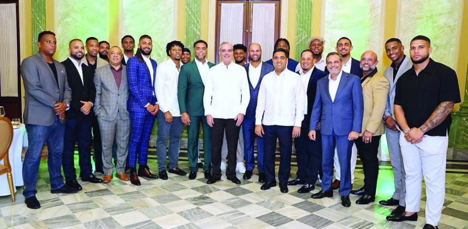 UN CONVITE NAVIDEÑO DE LUIS ABINADER A LOS PELOTEROS