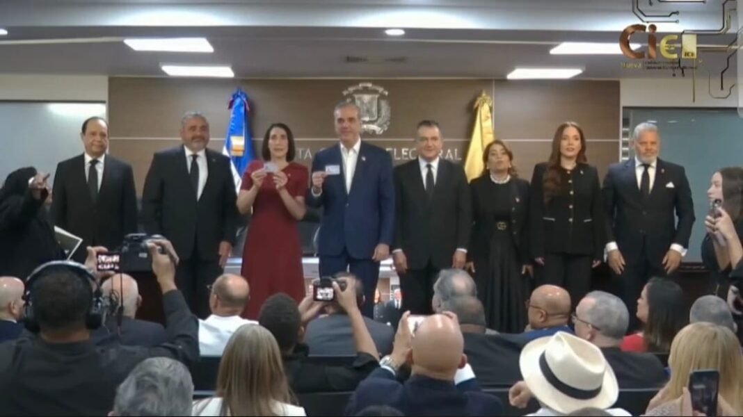 Abinader y Raquel Arbaje estrenan la nueva cédula de identidad y electoral