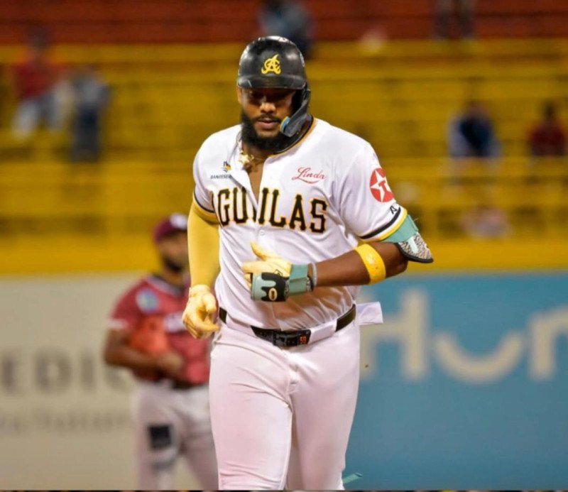 Águilas dan tres H4 y hit decisivo de Julio Rodríguez para vencer a Gigantes en 10 entradas Águilas dan tres H4 y hit decisivo de Julio Rodríguez para vencer a Gigantes en 10 entradas