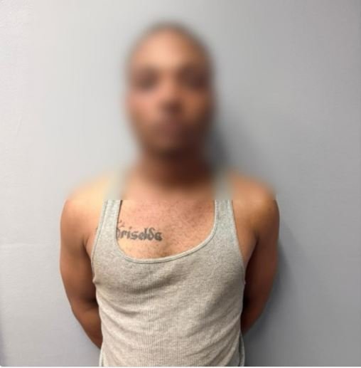 Arrestan a un hombre señalado por homicidio tras roce vehicular en Santiago