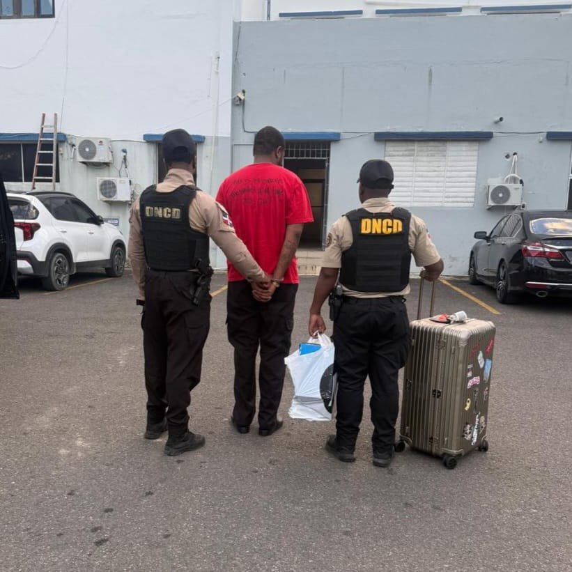 Arrestan extranjero en aeropuerto de Puerto Plata con siete paquetes de presunta marihuana