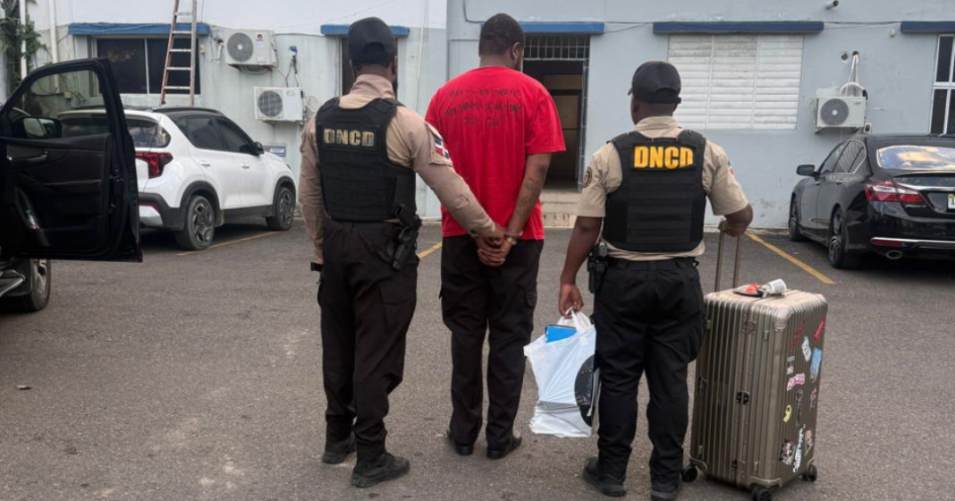 ARRESTAN OTRO EXTRANJERO EN AEROPUERTO DE PTO PLATA CON SIETE PAQUETES DE PRESUNTA MARIHUANA