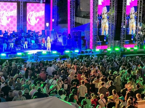 Artista Miriam Cruz se presenta con gran éxito en Puerto Rico