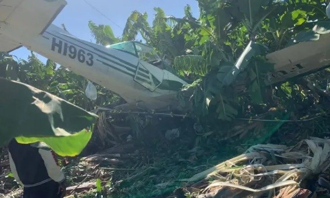Avioneta de fumigación se precipita en finca de Montecristi tras falla mecánica