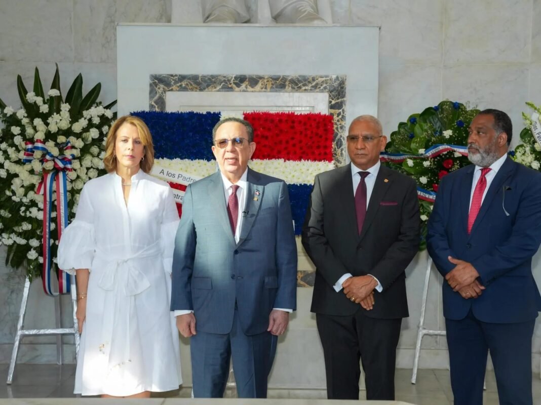 Banco Central deposita ofrenda floral en el Altar de la Patria en conmemoración a la Independencia Nacional