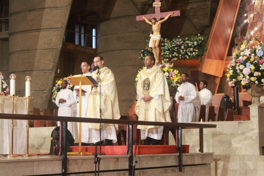 Cientos de personas acuden a Higüey por el Día de Nuestra Señora de la Altagracia