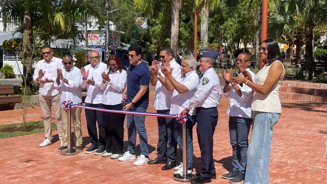 Collado inaugura renovado Parque Central Juan Pablo Duarte en Samaná