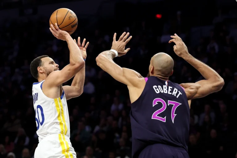 Curry ataca, Warriors aplastan a Minnesota Todos los Resultados NBA