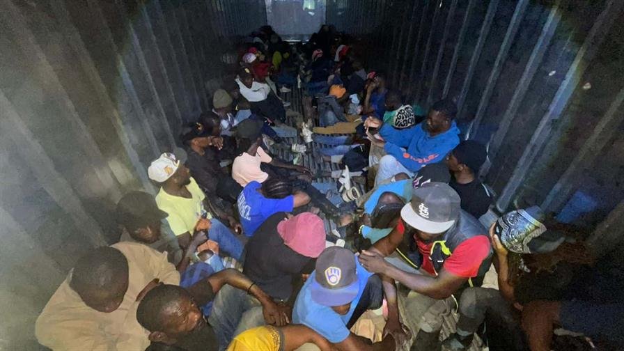 Detienen furgón con 52 haitianos indocumentados frente a la fortaleza de Mao