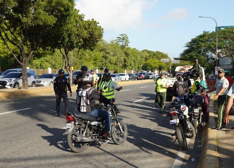 Digesett retiene 43 motocicletas por violar la luz roja en operativos preventivos