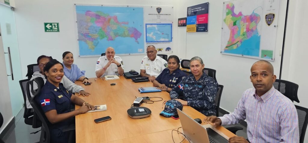 Dirección de Derechos Humanos aborda protocolos sobre el uso de la fuerza policial en reunión semanal