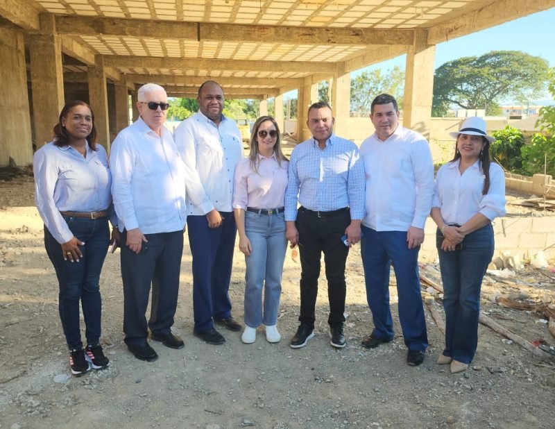 Director del SNS supervisa avances de importantes obras en Valverde