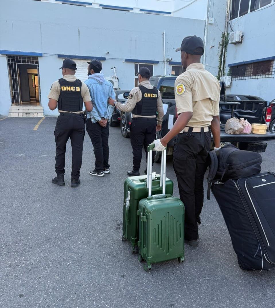 DNCD DETIENE EXTRANJERO EN AEROPUERTO DE PUERTO PLATA CON 17 PAQUETES DE PRESUNTA MARIHUANA