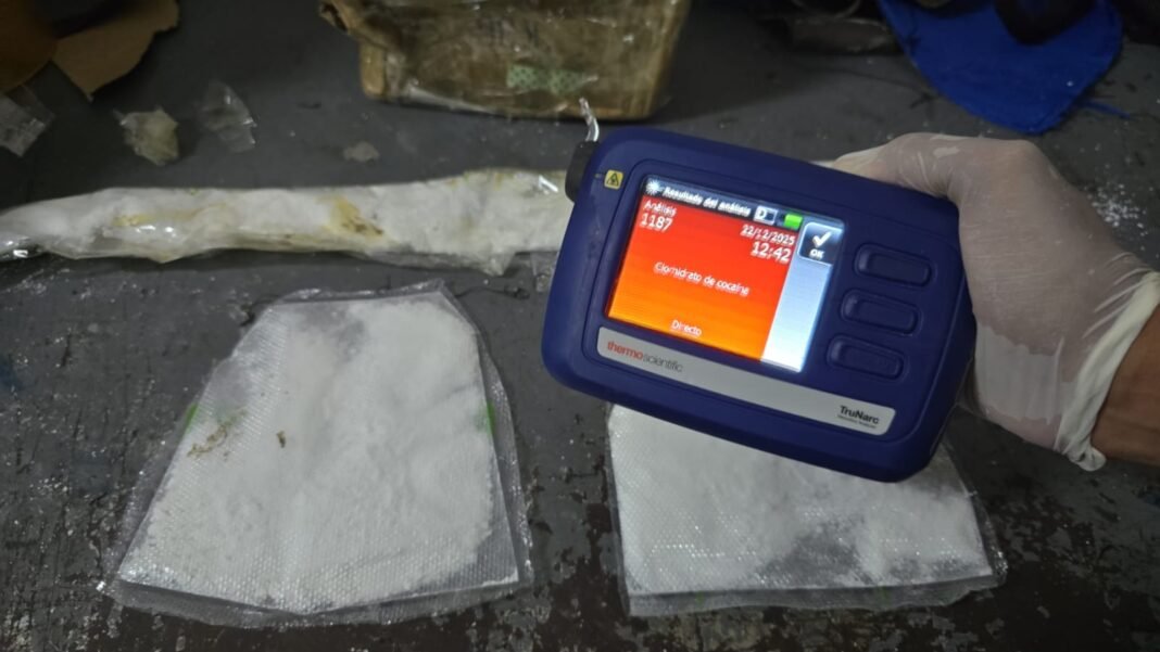 DNCD incauta dos chalecos médicos llenos de cocaína