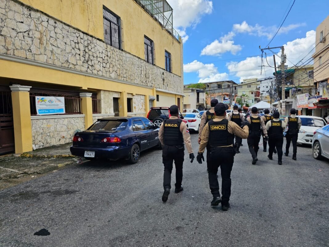 DNCD interviene Manganagua; arresta 13 personas y ocupa drogas