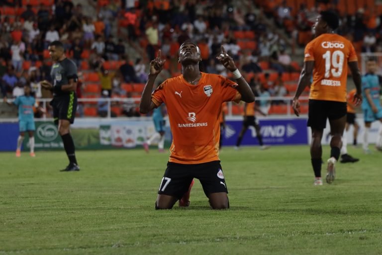Edwarlyn Reyes logra un doblete y rescata al Cibao en un empate 2-2 con Salcedo