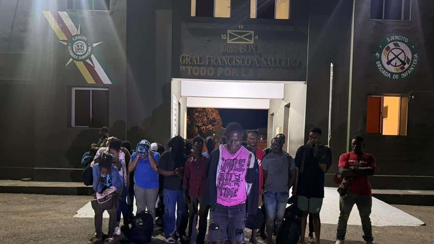 Ejército detiene a presunto traficante de indocumentados y a 21 haitianos irregulares en Dajabón