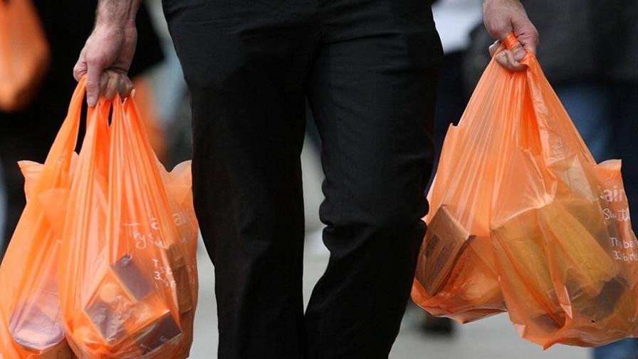 El 2026, año en que las fundas plásticas dejarán de ser gratis en tiendas y supermercados El 2026, año en que las fundas plásticas dejarán de ser gratis en tiendas y supermercados