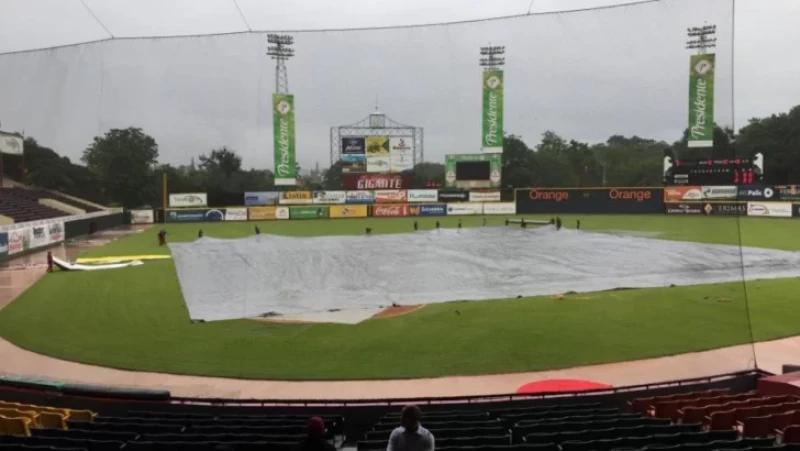 El partido entre Águilas y Gigantes de este lunes fue pospuesto por lluvia
