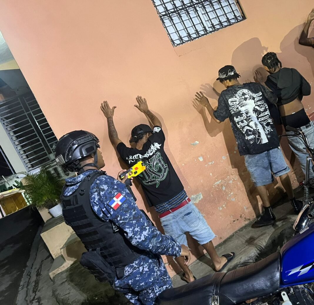 Fuerza de Tarea Conjunta ocupa armas de fuego, motocicletas y detiene a varias personas en Sabana Perdida