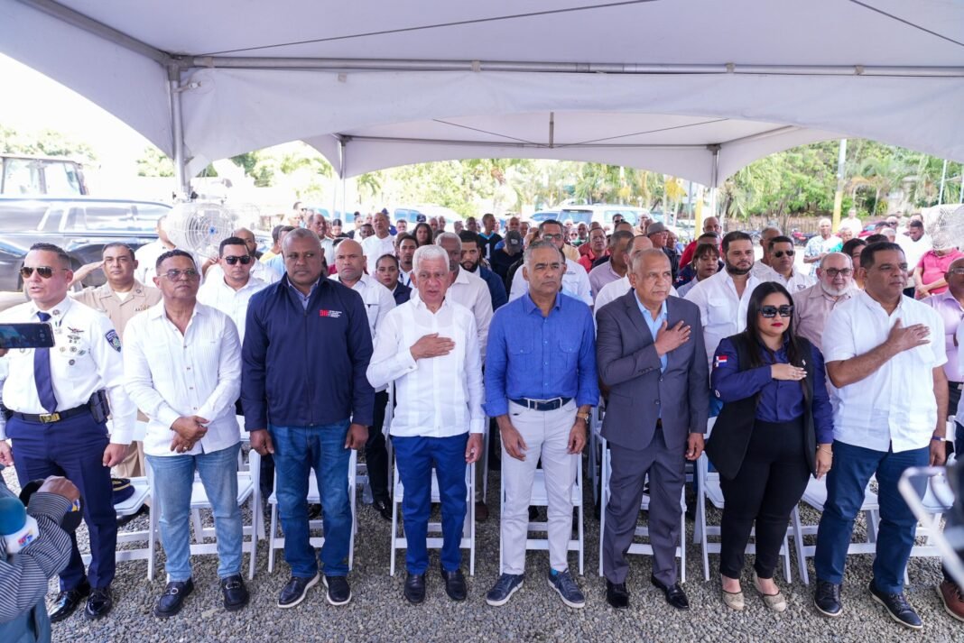 Gobierno entrega ambulancia en Zambrana Abajo para reforzar atención de emergencias de la comunidad minera Gobierno entrega ambulancia en Zambrana Abajo para reforzar atención de emergencias de la comunidad minera