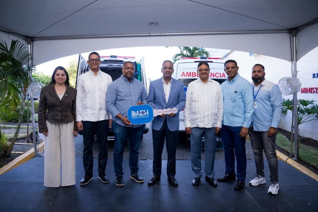 Gobierno entrega dos ambulancias a Barahona y Montecristi