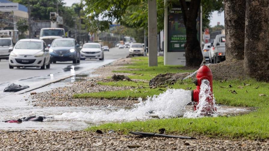 Hidrante bota agua a borbotones en la avenida Luperón y afecta el tránsito