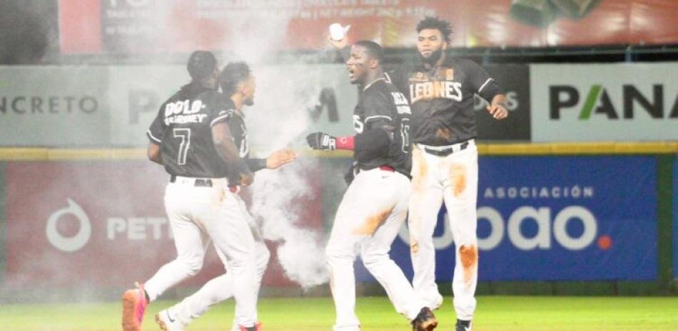 Hit de Junior Lake elimina Gigantes y los Leones se quedan solos en primero