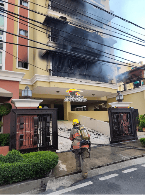 Incendio en una torre de Bella Vista moviliza a bomberos del Distrito Nacional
