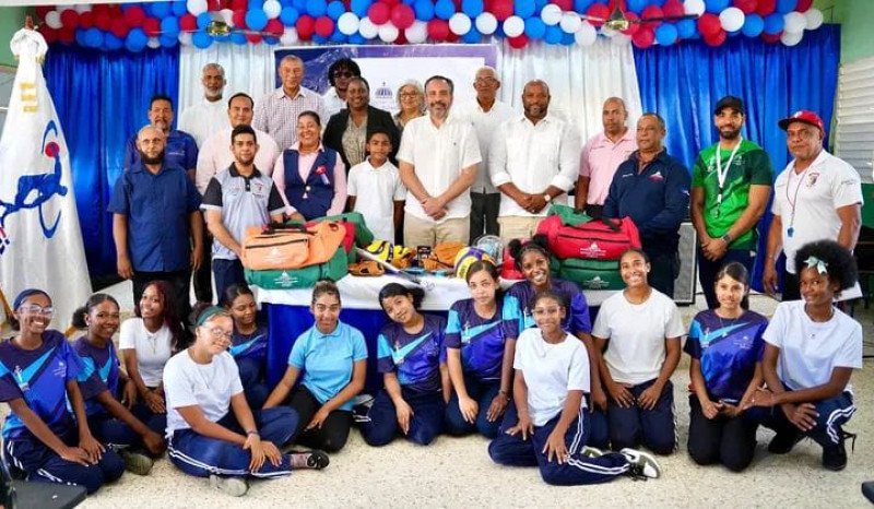 Inefi promueve el deporte escolar en Miches; remoza canchas y entrega utilería Inefi promueve el deporte escolar en Miches; remoza canchas y entrega utilería