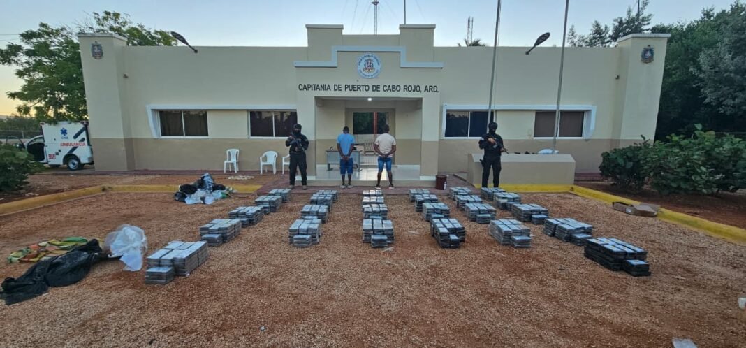 Intervienen embarcación con 863 paquetes de presunta cocaína