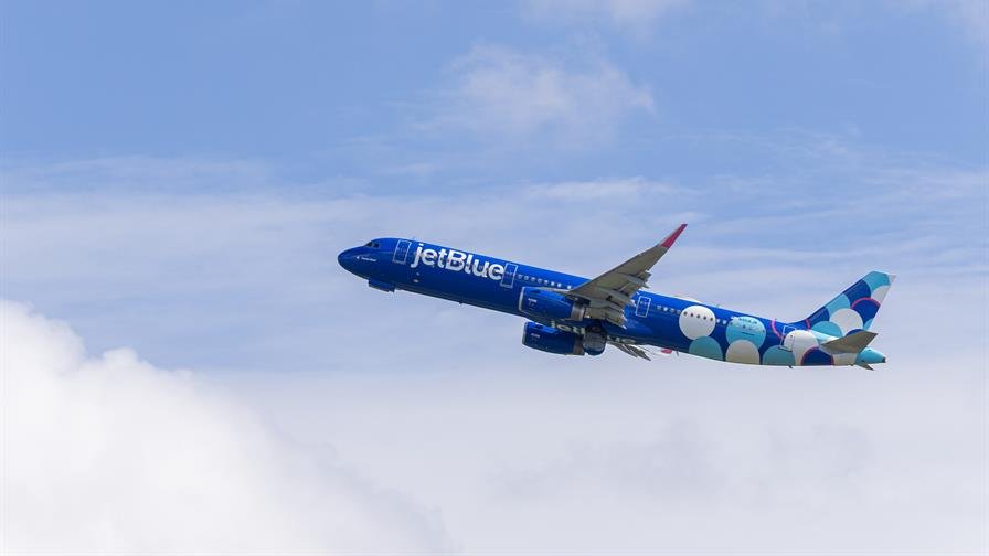 JetBlue promete hacer espacio para pasajeros varados por cierre aéreo del Caribe