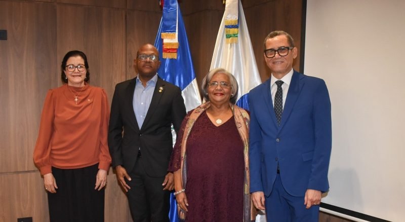 Juramentan a representantes del Colegio Médico Dominicano ante el CNSS