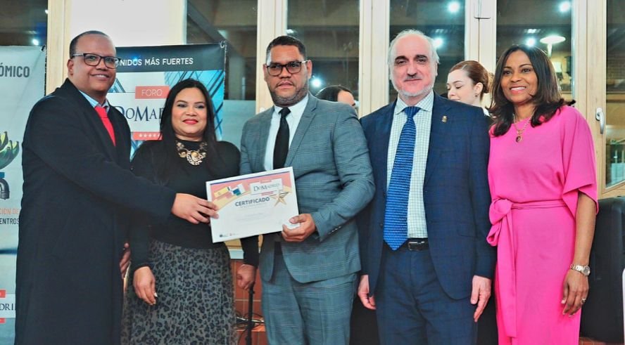 Kelvin Faña es reconocido por Foro DoMadrid en España