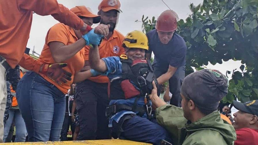 La Defensa Civil rescata con vida a pescador que cayó al mar en la avenida España La Defensa Civil rescata con vida a pescador que cayó al mar en la avenida España