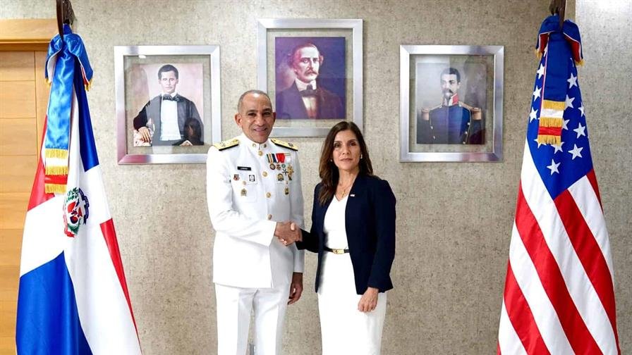 La Embajadora de EE. UU. se reúne con el presidente de la DNCD para reforzar cooperación antidrogas