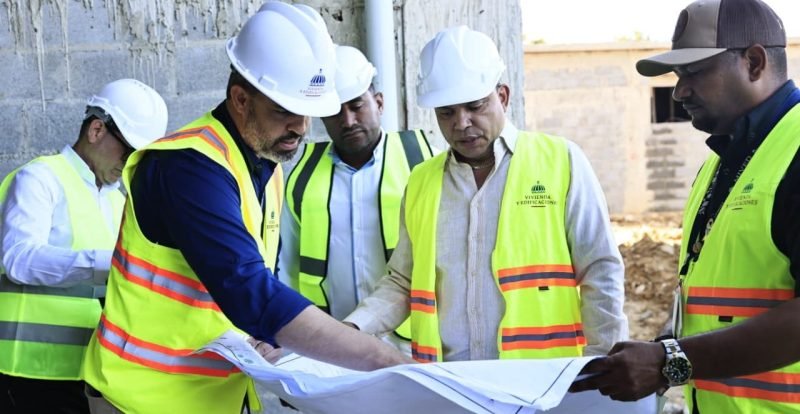Landrón supervisa construcción de hospitales en Azua y San Cristóbal