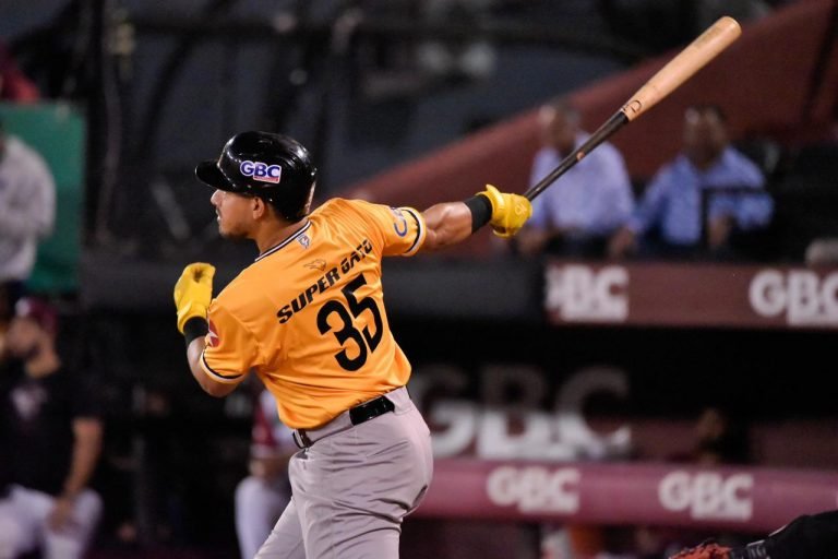 Las Águilas alinearon sus bates y vencen 6-5 a los Gigantes y sigen peleanmdo en el RR