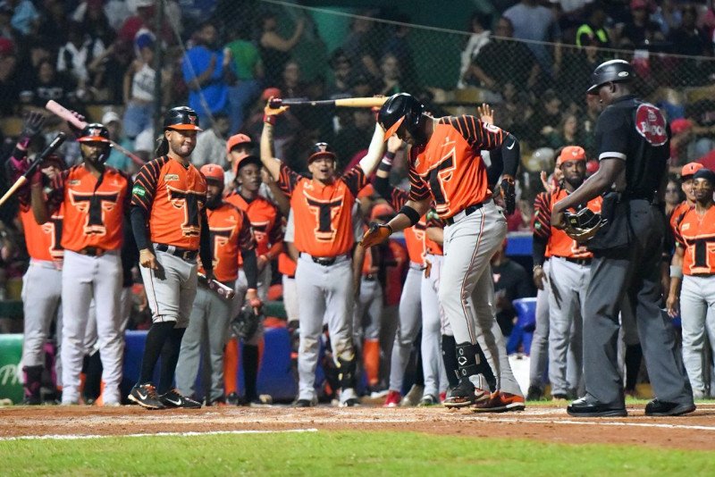 Los Toros reaccionan y vencen 3-2 a los Leones viniendo de atrás