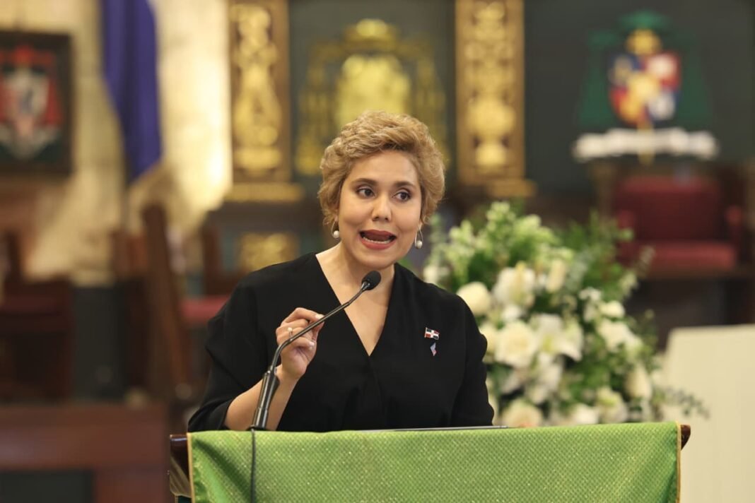 María Elena Vásquez resalta la competencia como escudo ante incertidumbre global