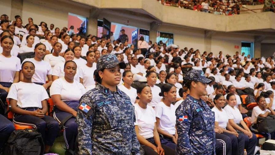 Más de 1,000 mujeres ingresan como aspirantes a Escuela de Entrenamiento Policial
