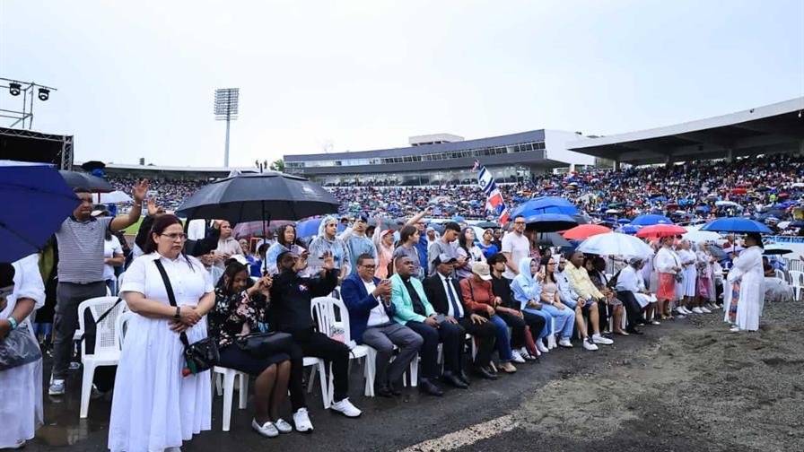 Miles de cristianos se citan bajo la lluvia en el Estadio Olímpico para La Batalla de la Fe Miles de cristianos se citan bajo la lluvia en el Estadio Olímpico para La Batalla de la Fe