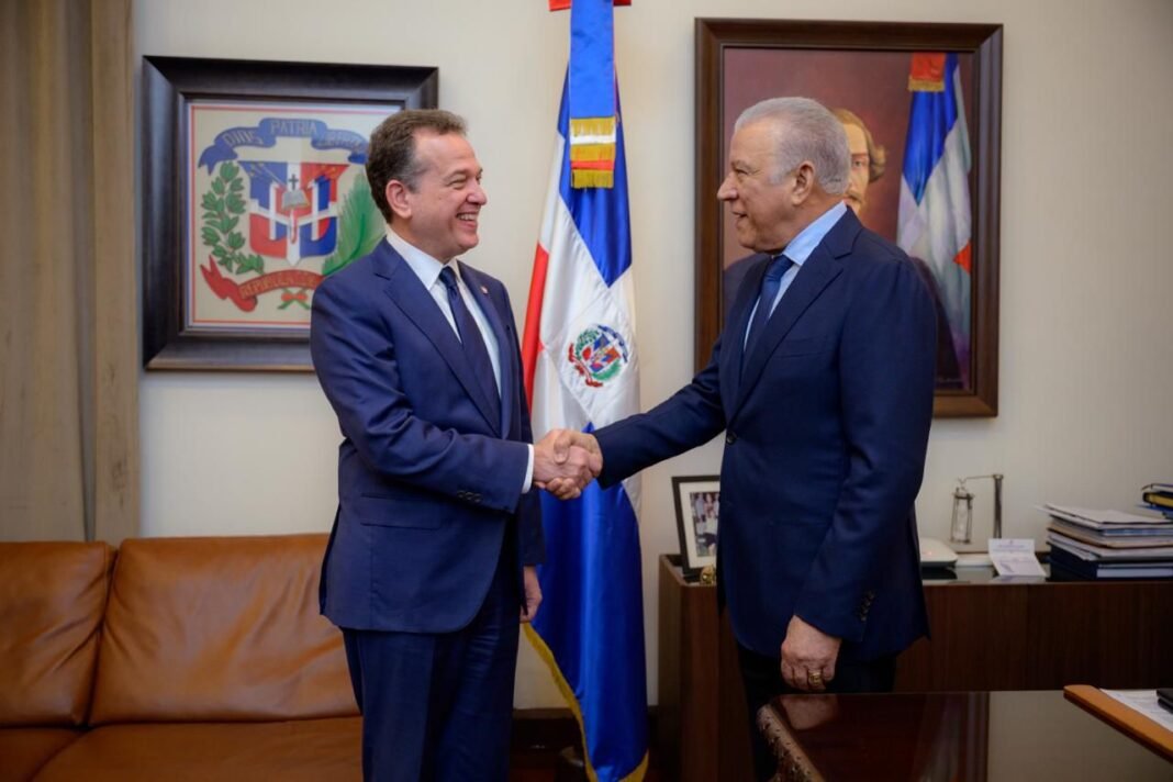 Ministro Andrés Bautista juramenta a Víctor Ito Bisonó al frente del Ministerio de Vivienda