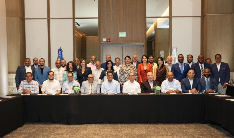 Ministro Kelvin Cruz presenta programa deportivo 2026 ante líderes de la prensa especializada